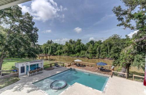 The San Bernard River waterfront provides private access to a spa, boat ramp, and jet skiing - Photo 18