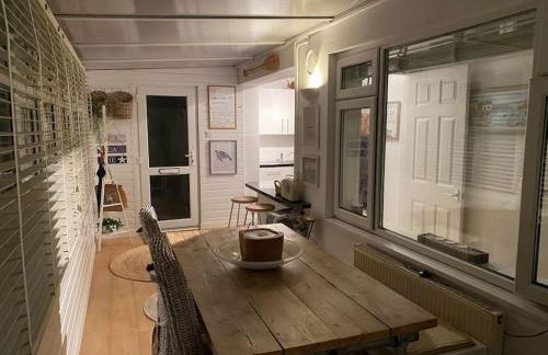 Shoreline hideaway - next to the beach - Foto 13