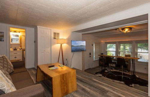 Funky Little Lakehouse - private dock and sunset view - Foto 7