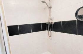 Lovely & modern 2-Bedroom Flat above shop in Tonteg - Foto 10