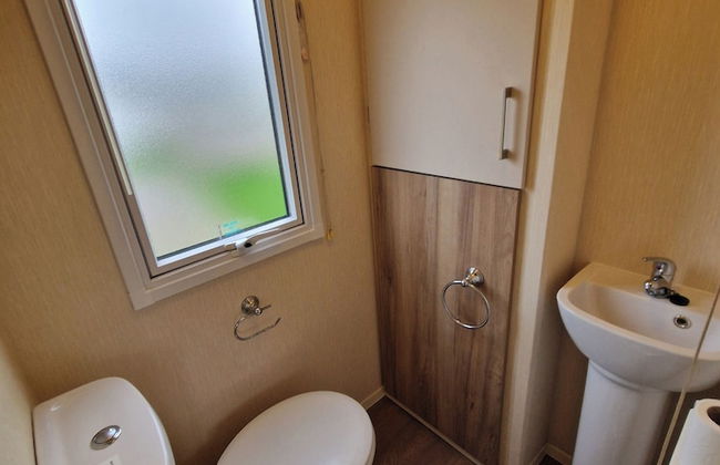 Serene Chalet Retreat in Chichester - Photo 9