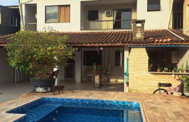 Casa com piscina, ar condicionado, churrasqueira, estacionamento, pet friendly - Foto 1