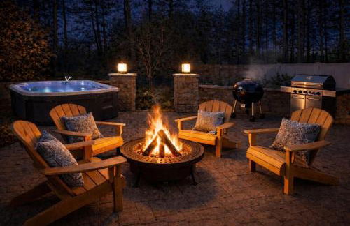 Luxury Villa with Hot Tub, Two Fire Pits, King Bed Suite, Game Room & Fenced Yard - Foto 8