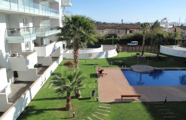 Charming Apartment With Patio - Photo 29