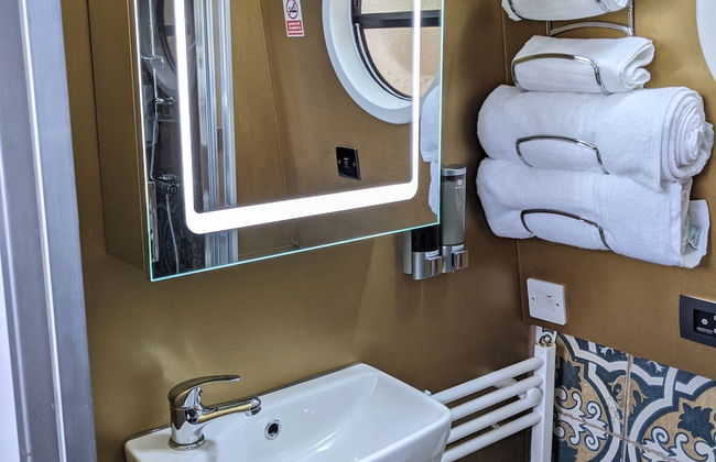 Narrowboat With Hot Tub, Spa, Cruising And More - Photo 9