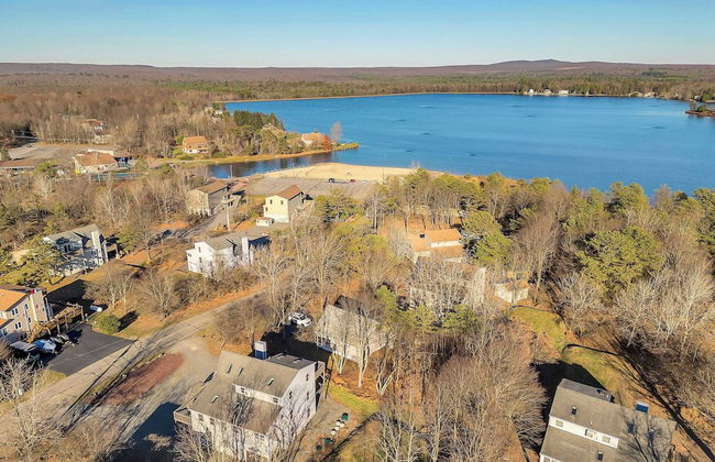 Pocono Pinnacle by Avantstay Steps to the Lake, Game Room, Large Deck - Foto 38