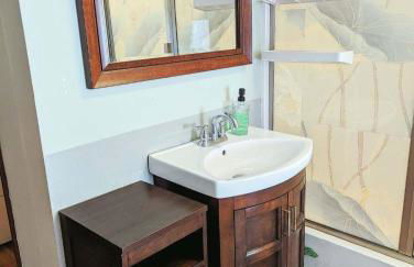 Uptown area, Cozy king Suite, quiet and private, free parking, walk to restaurants - Foto 14
