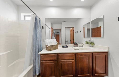 Spacious Private Home with Saltwater Pool & Hot Tub - Foto 31