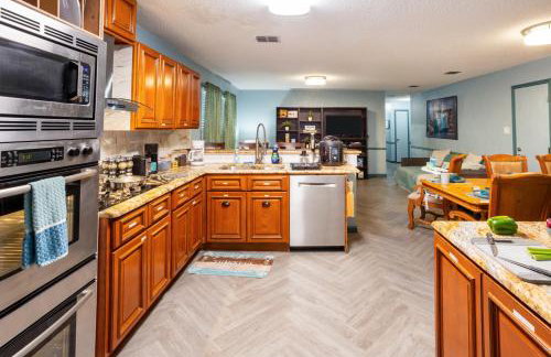 4BR Retreat with Game Room & Massage Chair - Sleeps 12 - 2 Kings - Step-Free - XL Private Patio - Foto 18