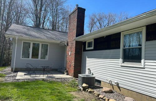 Large home with hot tub in serene wooded setting - Foto 57