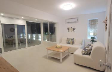 Stylish Rooftop Retreat with Hot Tub with Loutraki Beach - Foto 22