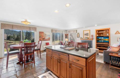 Golf Course View Condo Walk to Town & Pools - Foto 13