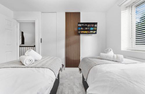 AC & Private Drive Stylish 4BR 5 Beds 8 Guests Wifi And Parking - Photo 23