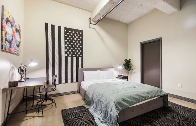 Downtown Dallas Gorgeous 3 BD, Pool & Gym - Photo 4