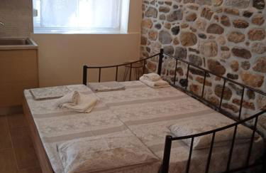 Marina's Apartments - White & Stone Apartment - Photo 4