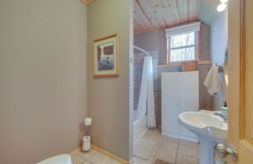 Modern Log Cabin with Rec Room, Steps to Lake! - Foto 27