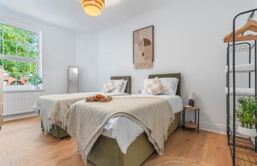 Stylish 4Bed Executive Stay WiFi and Parking - Photo 21