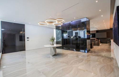 Beverly Hills Luxurious 4BR Villa with Pool and Views - Foto 17