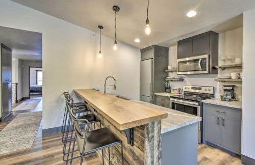 Elkhart Lake Townhome, Mins to Road America! - Foto 9