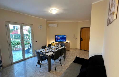 L' Antico Scoglio Appartamenti comfort Nocera Terinese Scalo - 4,7 e 11 Ospiti - Navetta Aeroporto-Stazione & Multi-Destinazioni - Piscina - Spiaggia a 300mt - Giardino e Zona pranzo all'aperto - WiFi & SmartTV - Aria Condizionata - Foto 16