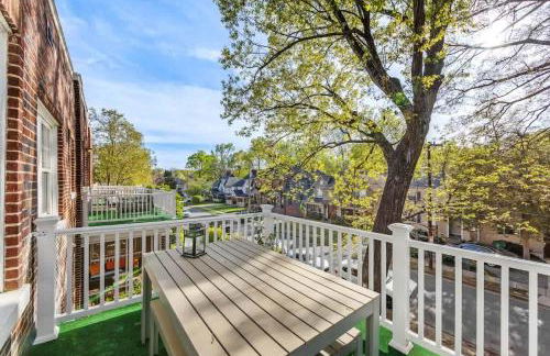 Vibrant and Cozy 2BR near Uptown with Balcony - Foto 12