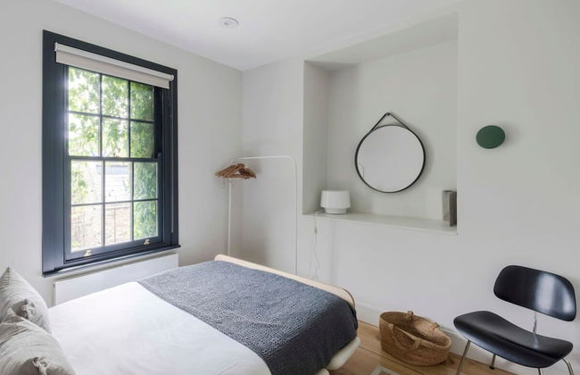 Stylish Georgian Townhouse w Sun Terrace Garden - Photo 17