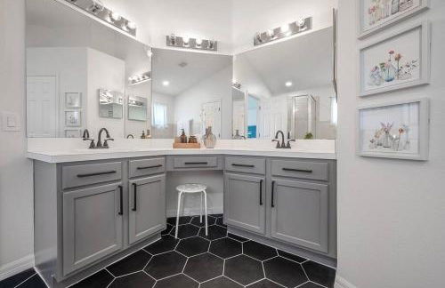 Newly Renovated 4BR 2B Riverview Oasis with King - Foto 12