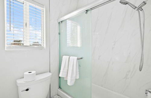 Stylish Home w Full Kitchen Garage Backyard - Foto 17