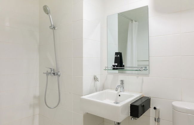 Modern City View Studio Apartment at Tuscany Residences - Photo 12