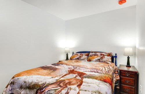 2 Ponds and Trail Access Peaceful Cabin in Calumet! - Foto 17