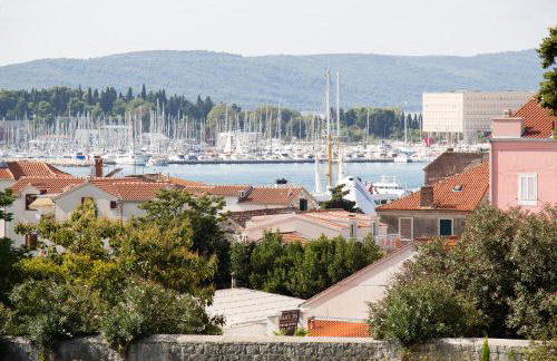 Spacious Apartment Center - Photo 48