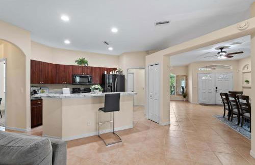 Tranquil & Spacious Family Retreat Swimming Pool - Foto 8