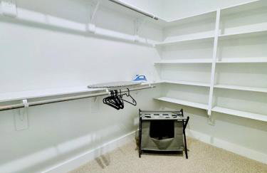 Quiet stylish home close to downtown and airport - Foto 14