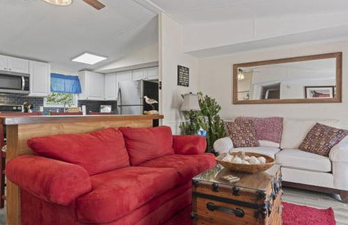 Spacious 2BR Retreat-10 minutes to the Beach! Pet Friendly! - Foto 8