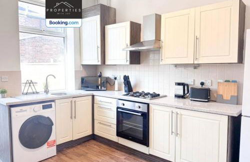 Centrally Located House By Properties With Joy Short Lets and Serviced Accommodation Ashton Ideal for Monthly Stay - Foto 12