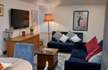 Luxury 1 bed apartment close to Airport and Exhibition centre ideal for short long term stays very cosy nicely furnished for comfort with all mod cons FreeParking on site Free WIFI - Foto 1