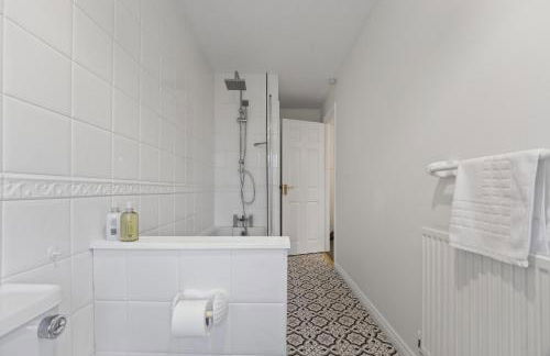 NEW! Large 5BR 2BA Home Leamington Spa Driveway Garage Parking WI-FI - Photo 54