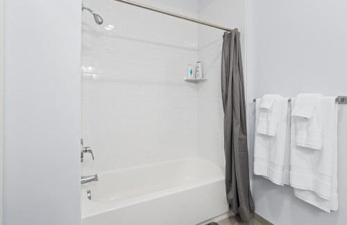 Modern 2BR 2BA Condo Sleeps 8 with Gym Laundry 20 Min to NYC - Foto 13