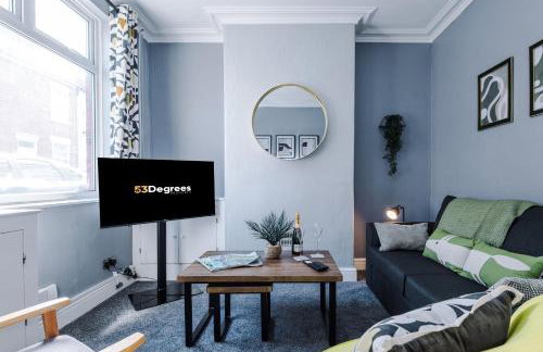 NEW! Spacious 3-Bed Home in Newcastle-under-Lyme by 53 Degrees Property, Ideal for Business, FREE Parking! - Foto 3