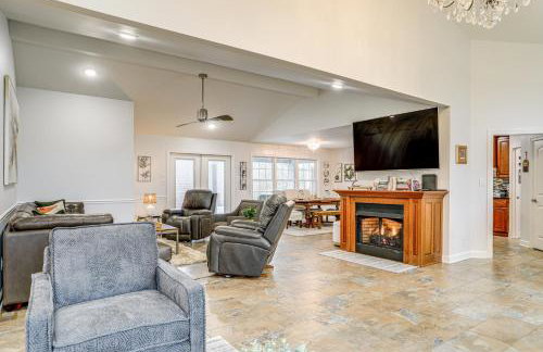 Riverfront Retreat with Fire Pit and Deck - Foto 4