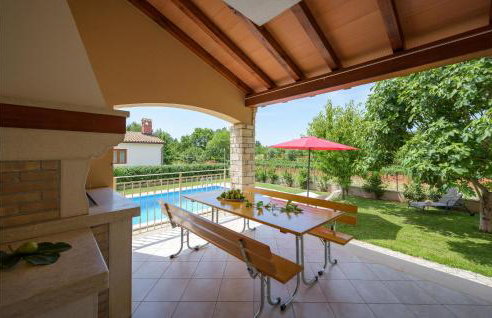 Three-Bedroom Holiday Home In Tinjan - Photo 12