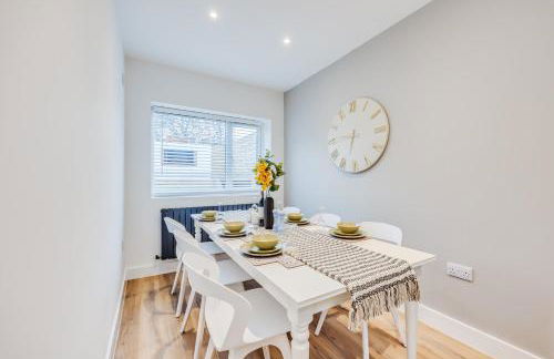 4 Bedroom 4 Bathroom House - Sleeps 7 - Prime Location, Free Parking, Self-Check-In, Workspace, Fast Wifi and Smart TV with Virgin TV and Netflix by Yoko Property - Photo 21