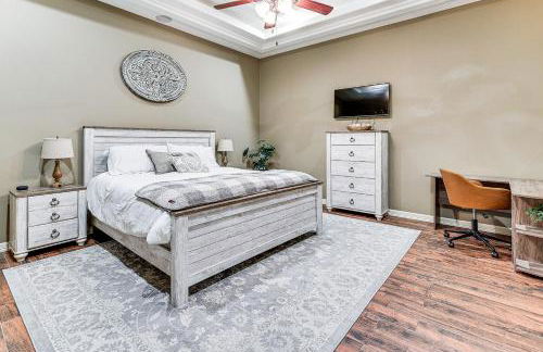 1 Mi to Vackar Stadium Roomy Retreat with Pool - Foto 12