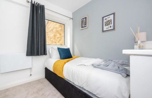 Beautiful Orpington Home w Pool Table and Driveway - Photo 47