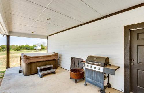 Unwind Fireside Wills Point Gem with Hot Tub and Pond - Foto 31