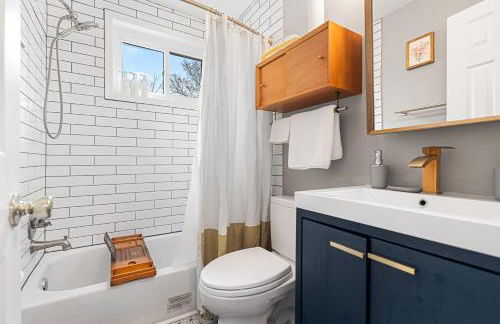 Modern 4BR Getaway 3 Min to OldTown Walk to Metro - Foto 27