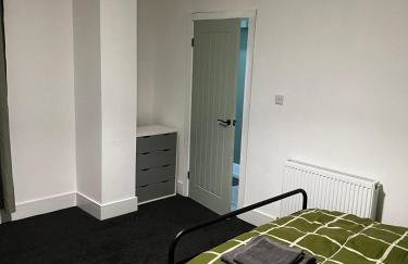 ResiLets - Plessey Road House, Large, Modern Home - Foto 35