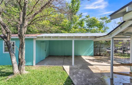 Retro Revival with Modern Comfort - A Mid-Century Gem in Gonzales LA - Foto 10