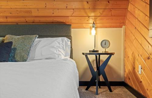 The Log Haus, a newly renovated lakefront cabin close to the trails - Foto 17