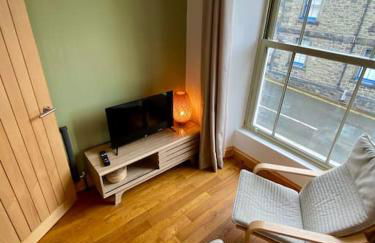 Stylish & Spacious Town Centre Duplex Apartment - Photo 15